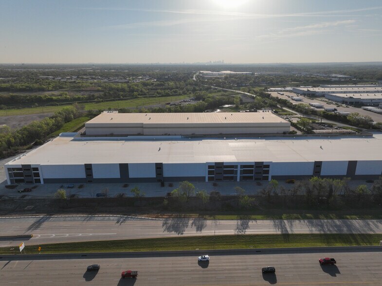 More Photos Of 902 W Shady Grove Rd, Grand Prairie Distribution For Lease