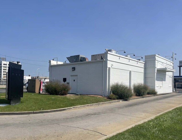 More Photos Of 13253 Woodward Ave, Highland Park Fast Food For Lease