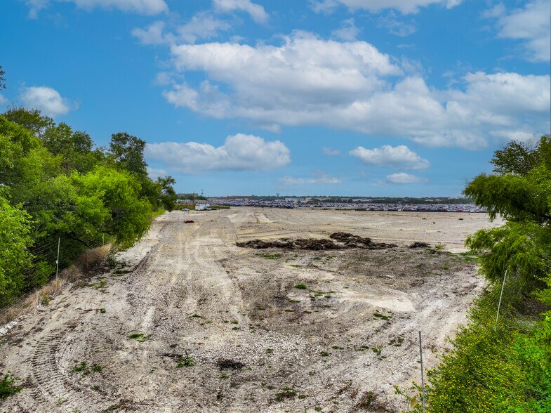 More Photos Of 513 Idlewild Rd, Grand Prairie Land For Lease