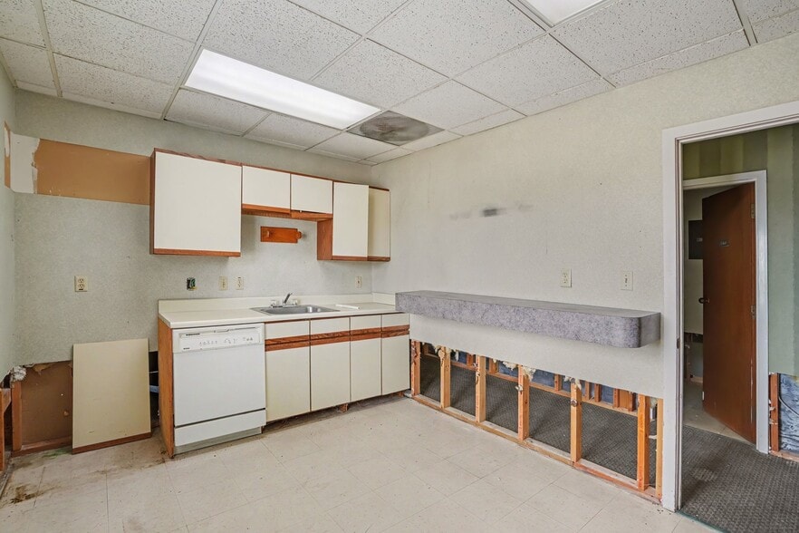 More Photos Of 13010 White Ave, Grandview Office For Lease