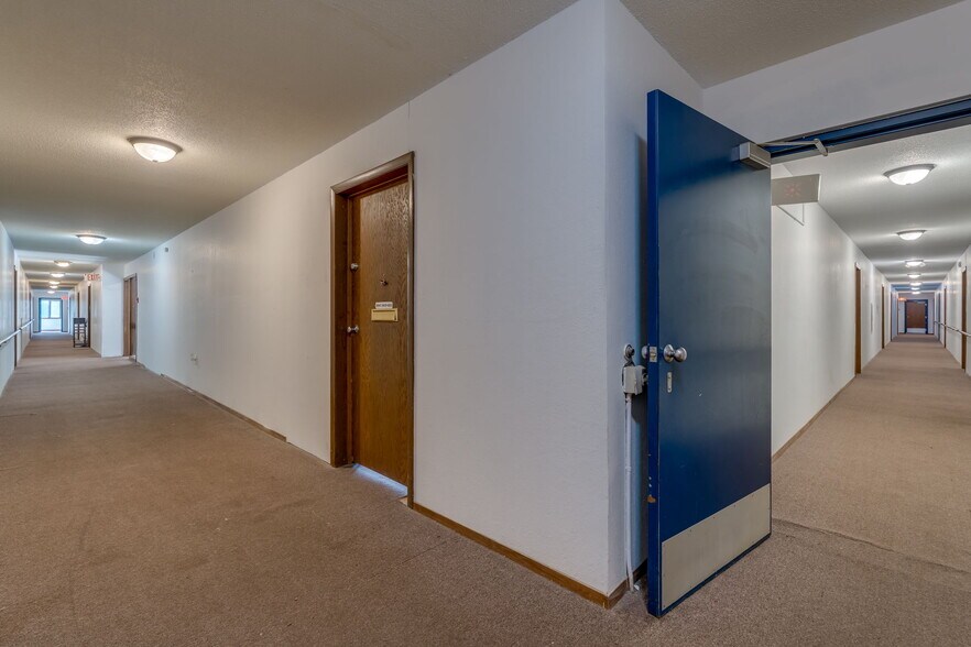 More Photos Of 3200 S Maple Ave, Slayton Apartments For Sale