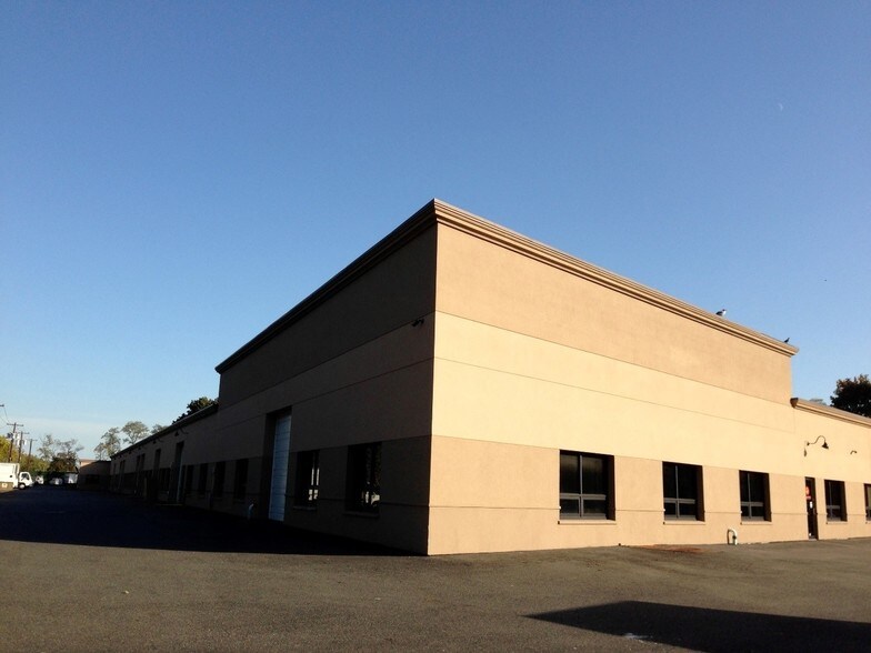 More Photos Of 41-75 Heisser Ct, Farmingdale Warehouse For Lease