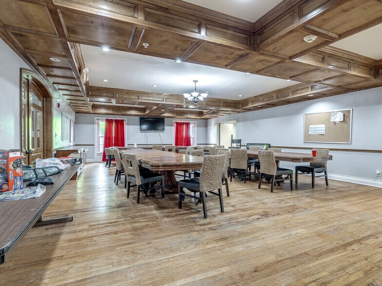 More Photos Of 702 S Lahoma Ave, Norman Dormitory For Sale