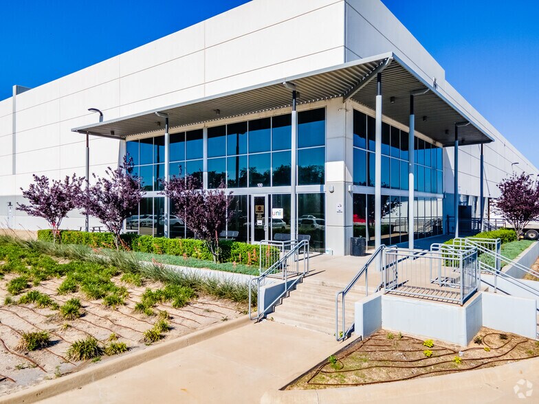 More Photos Of 2250 Lion Country Pky, Grand Prairie Distribution For Lease