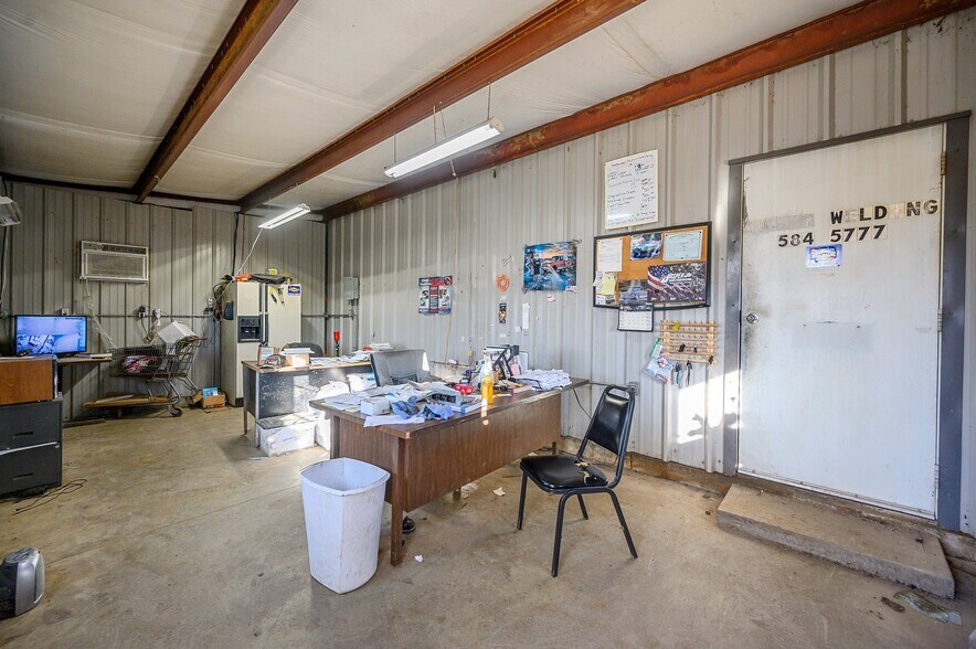 More Photos Of 1277 E Martin Luther King Dr, Broken Bow Office For Sale