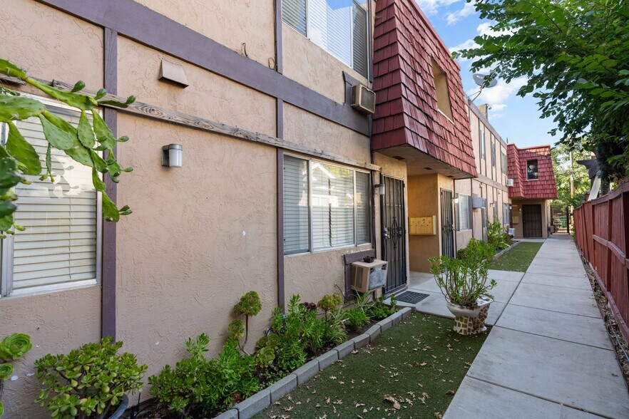 More Photos Of 2323 W St, Sacramento Apartments For Sale