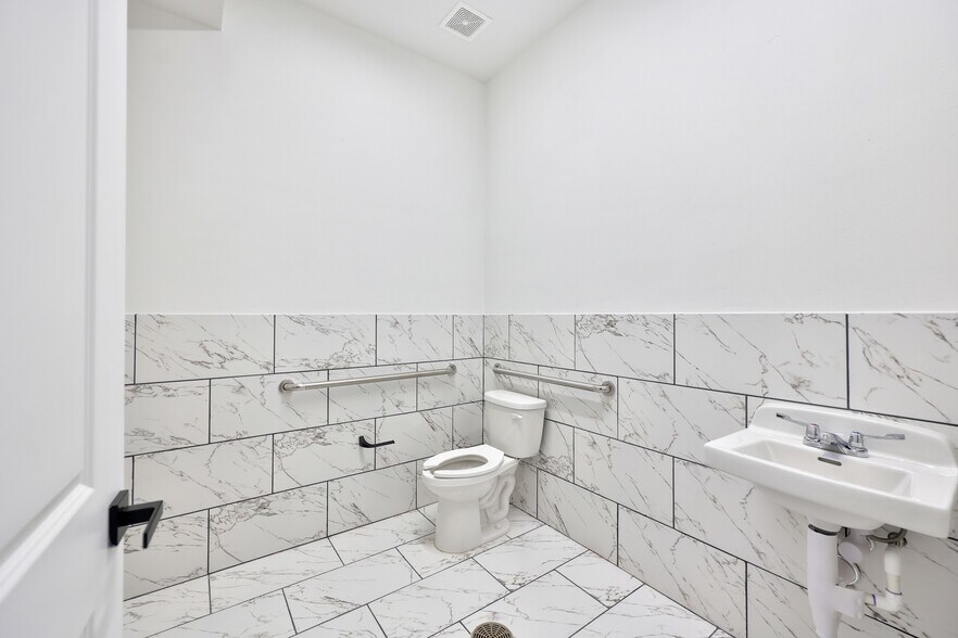 More Photos Of 284 Ed English Dr, Shenandoah Medical For Sale