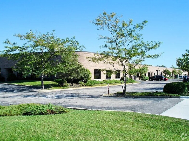 More Photos Of 2000 Bloomingdale Rd, Glendale Heights Warehouse For Lease