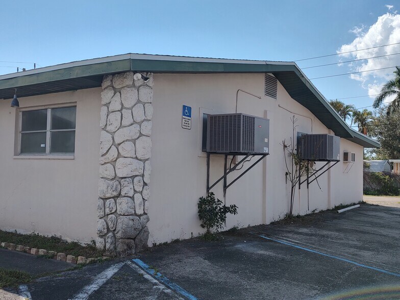 More Photos Of 50 Mildred Dr, Fort Myers Flex For Sale