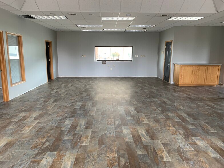 More Photos Of 422 N Main St, Middlebury Showroom For Lease