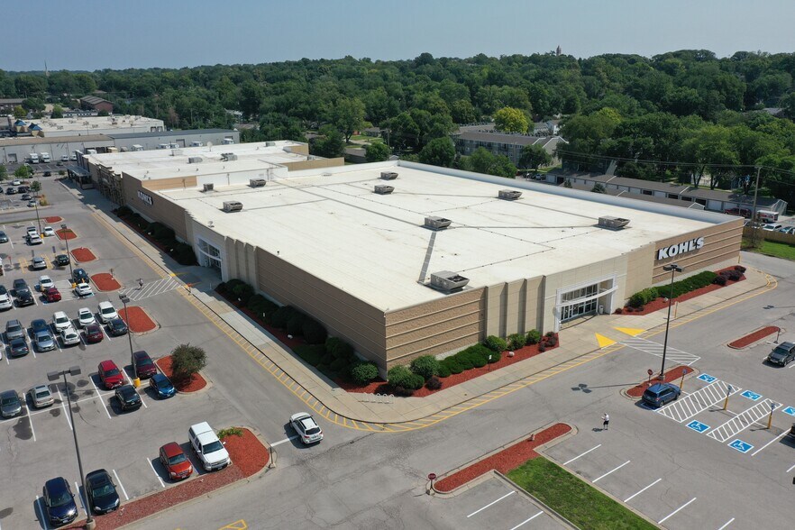 More Photos Of 909 S 72nd St, Omaha Department Store For Sale