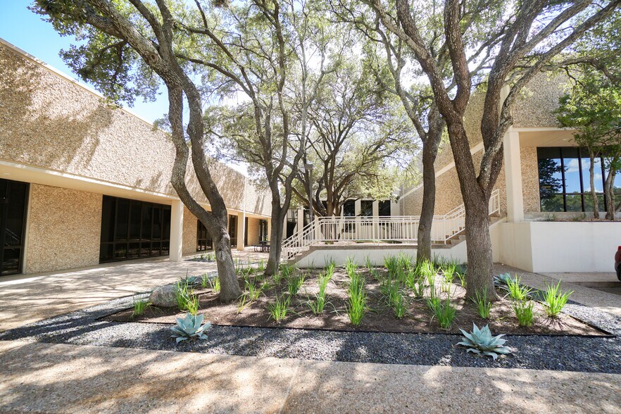 More Photos Of 2535 Brockton Dr, Austin Unknown For Lease