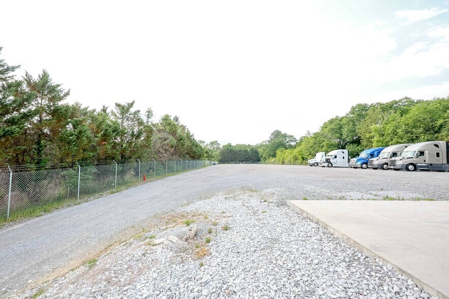 More Photos Of 6975 Middle Valley rd, Hixson Light Distribution For Sale