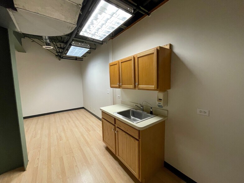 More Photos Of 1051 E Main St, East Dundee Flex For Lease