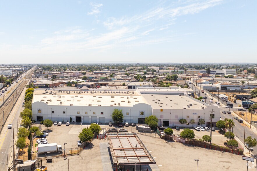 More Photos Of 2025-2027 Long Beach Ave, Los Angeles Warehouse For Lease