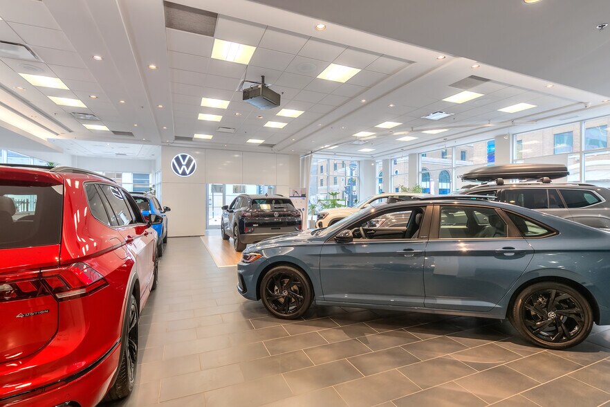 More Photos Of 322-324 Rue Peel, Montréal Auto Dealership For Lease