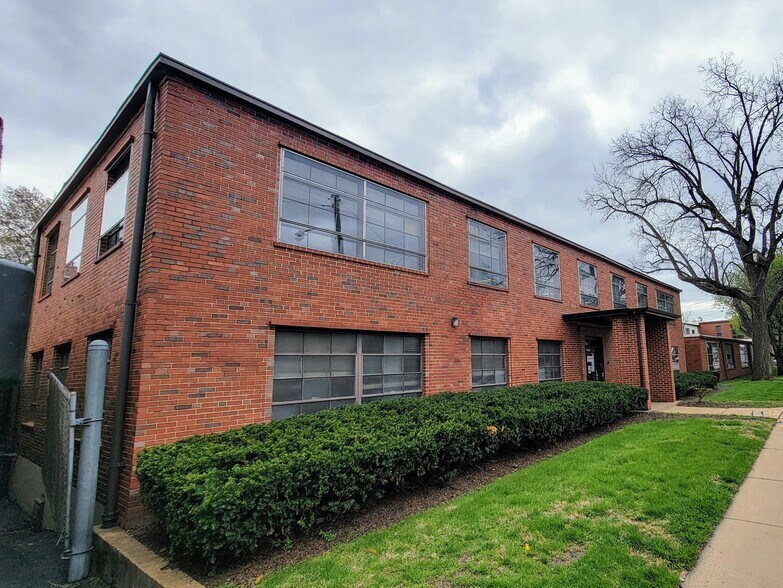 More Photos Of 3622 Greenwood Blvd, Maplewood Flex For Lease