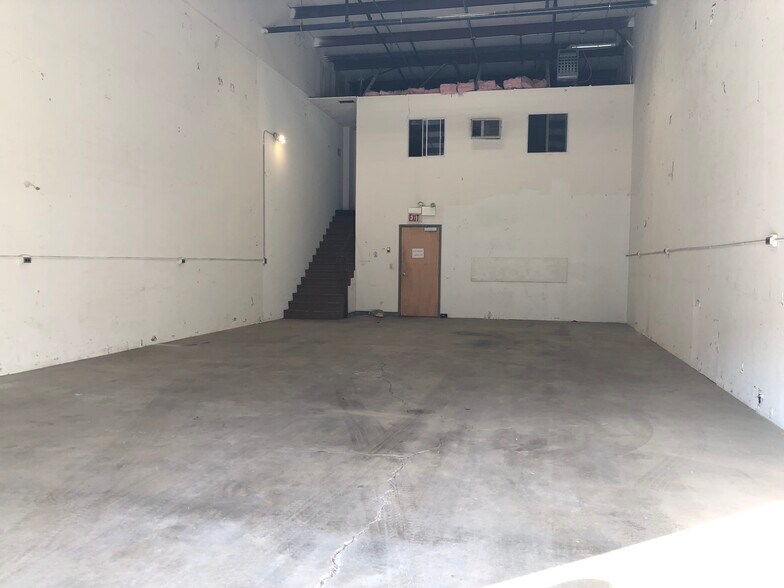 More Photos Of 189 Poplar Pl, North Aurora Warehouse For Lease