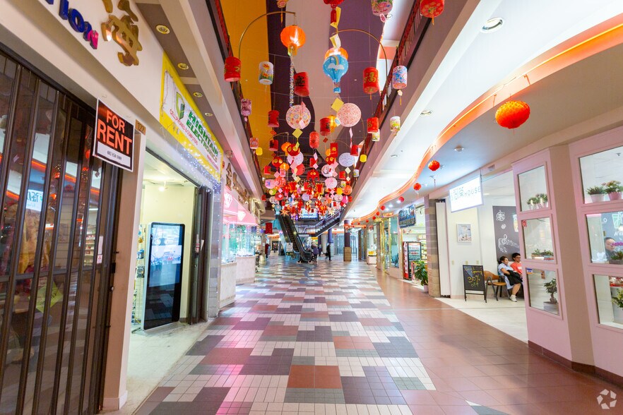 More Photos Of 328 Centre St SE, Calgary Storefront For Sale