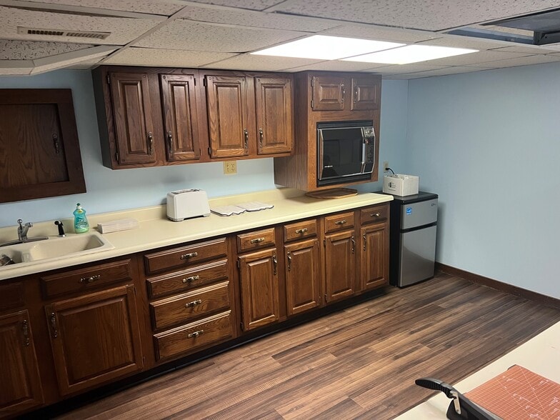 More Photos Of 1012 W Fairchild St, Danville Office For Sale