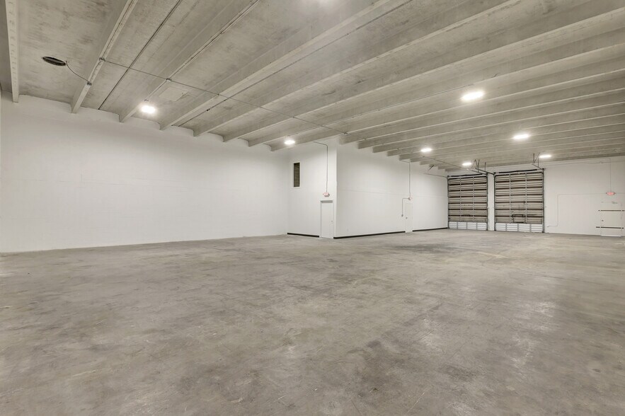 More Photos Of 5551-5595 NW 72nd Ave, Miami Warehouse For Lease