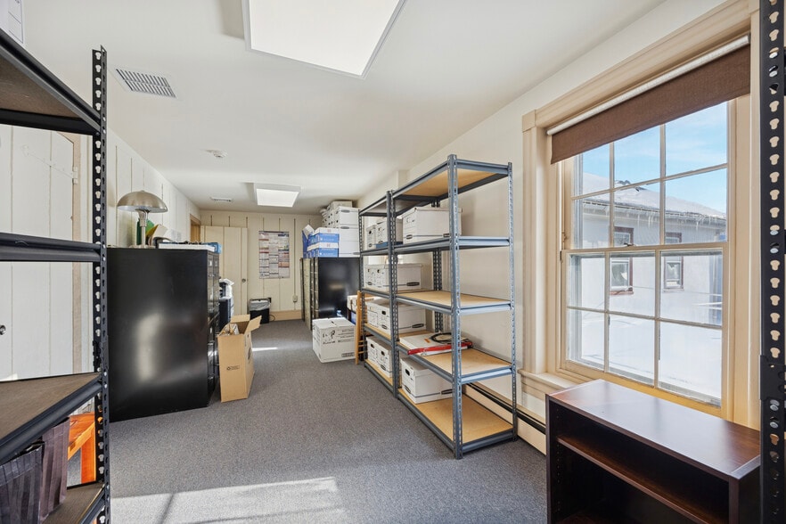 More Photos Of 46 Hilltown Pike, Line Lexington Office For Sale