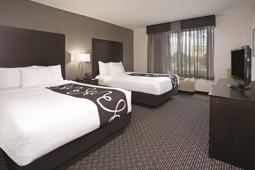 More Photos Of 9009 E Arapahoe Rd, Greenwood Village Hotel For Sale