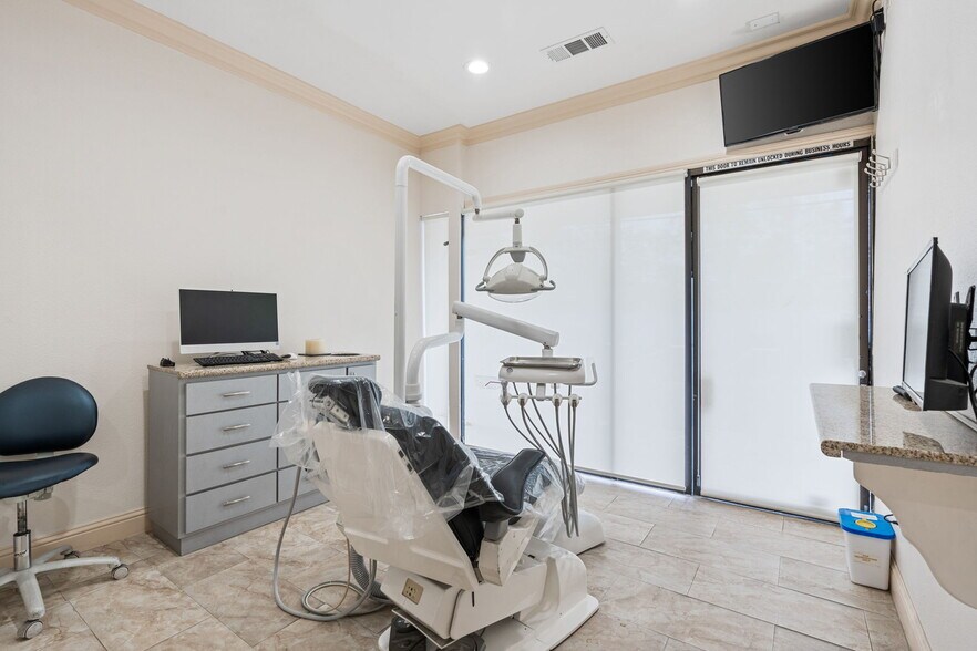 More Photos Of 1665 W Shaw Ave, Fresno Medical For Sale