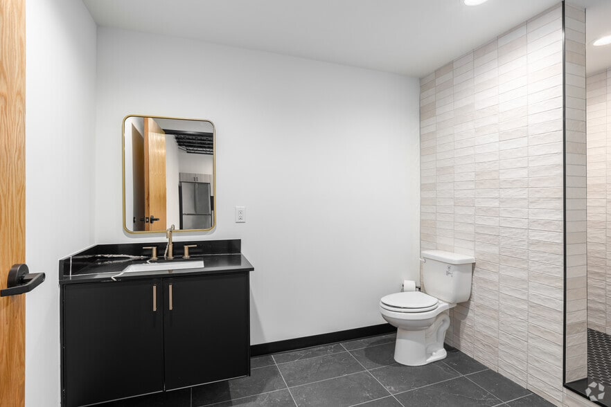 More Photos Of 7700 Broadway Ext, Oklahoma City Light Distribution For Sale