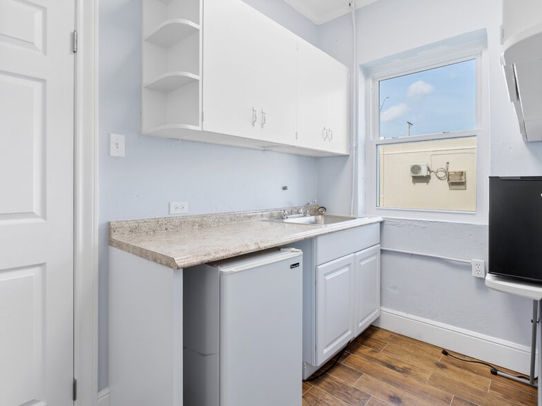 More Photos Of 2015 Avenue F, Bay City Office For Lease