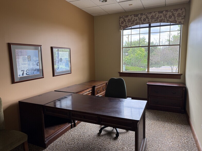 More Photos Of 10 Landover Pky, Hawthorn Woods Medical For Sale