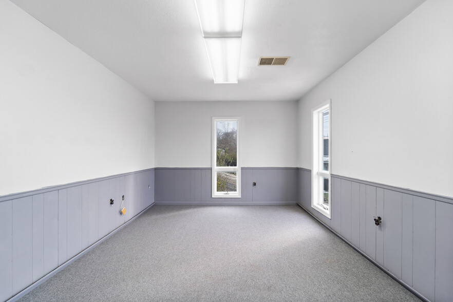 More Photos Of 209 W Main St, Linn Warehouse For Sale