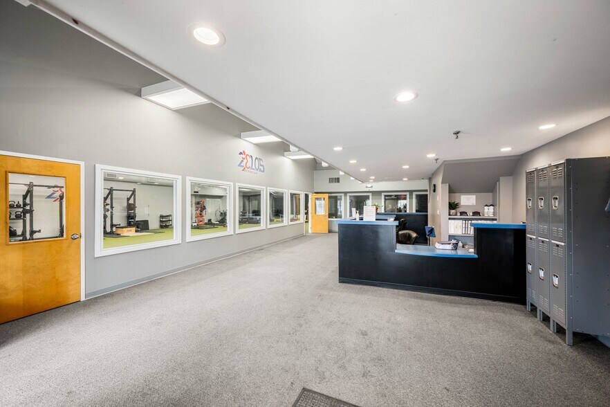 More Photos Of 122 Turnpike Rd, Westborough Storefront For Lease