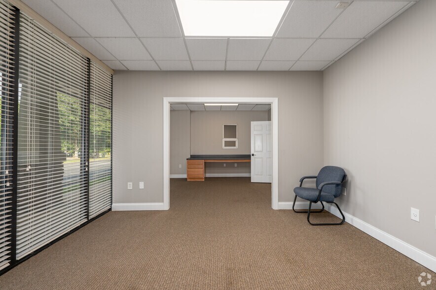 More Photos Of 4913 Summer Oak Dr, Buford Service For Lease