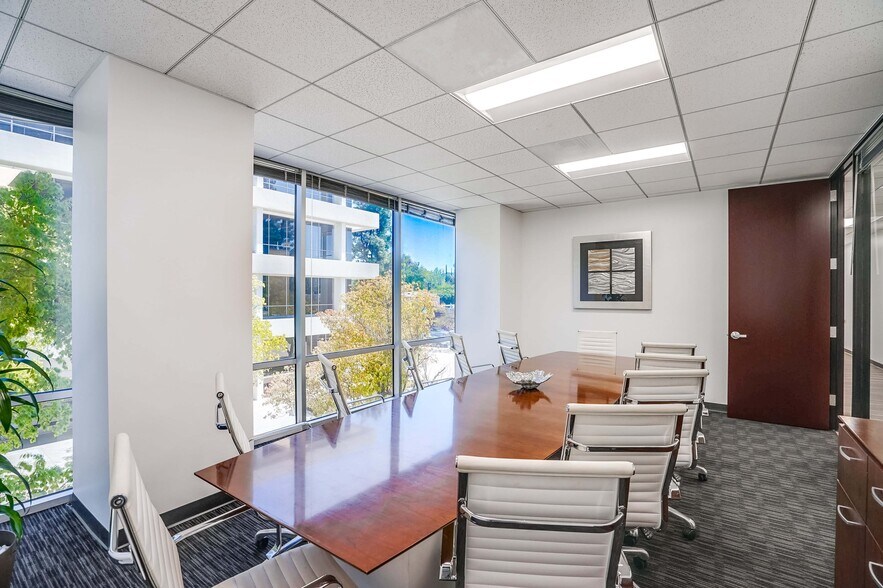 More Photos Of 21031 Ventura Blvd, Woodland Hills Office For Lease