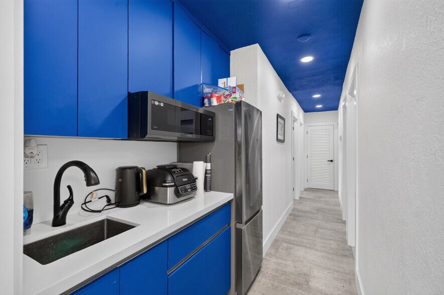 More Photos Of 16811 NE 6th Ave, North Miami Beach Office For Sale