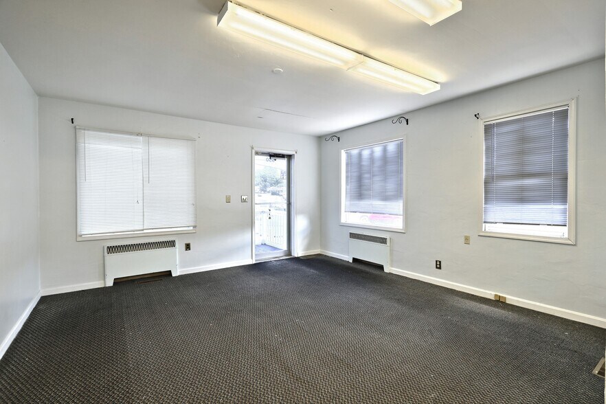 More Photos Of 550 S Main St, Shrewsbury Freestanding For Lease