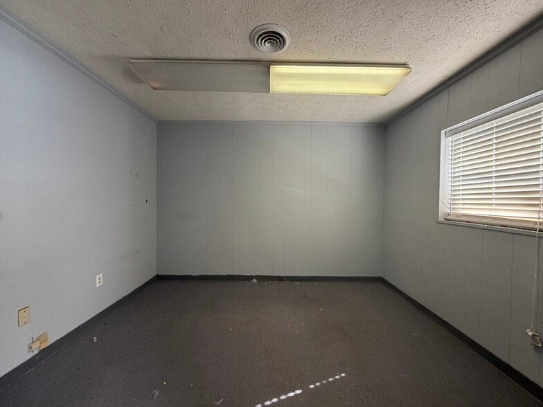 More Photos Of 1510 2nd Ave, Opelika Flex For Lease