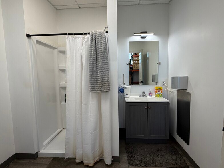 More Photos Of 451 Washington St, Valparaiso Flex For Sale