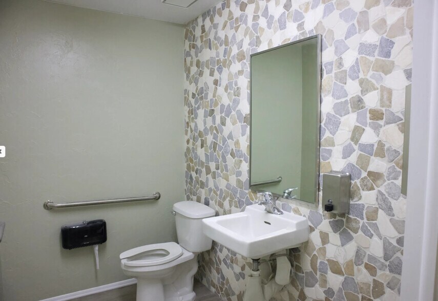 More Photos Of 7010 15th St E, Sarasota Unknown For Lease