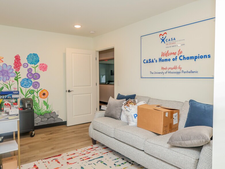 More Photos Of 2889 S Lamar Blvd, Oxford Flex For Lease