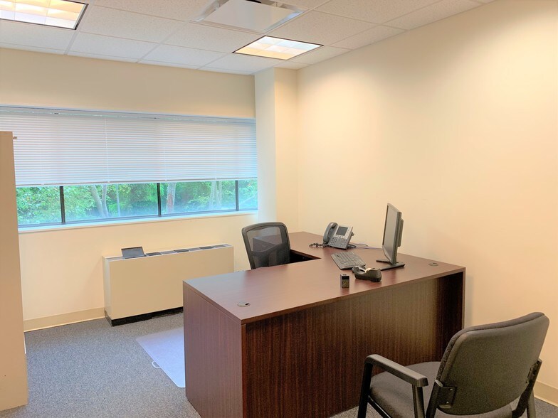 More Photos Of 67 Holly Hill Ln, Greenwich Office For Sale