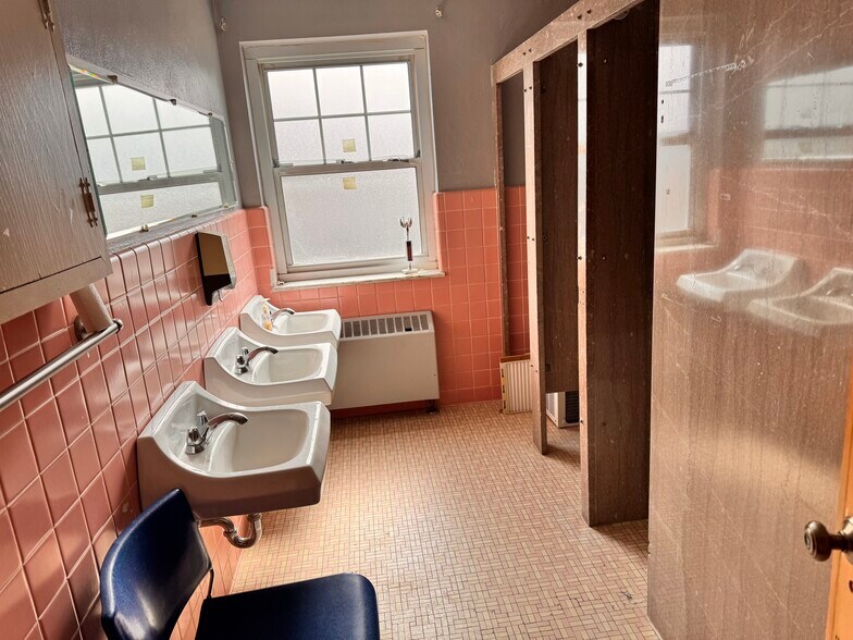 More Photos Of 618 Roswell NW Rd, Carrollton Healthcare For Sale