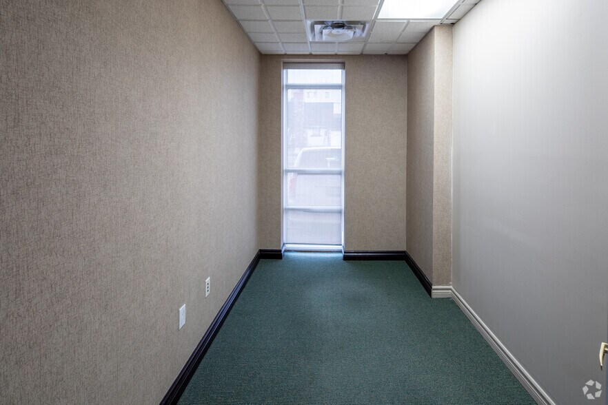 More Photos Of 800 Sheppard Ave W, Toronto Apartments For Sale