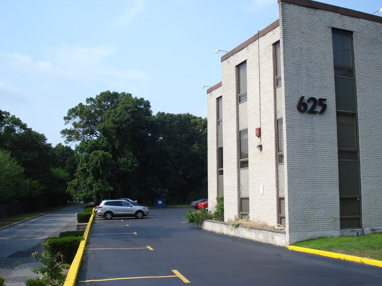 More Photos Of 625 Middle Country Rd, Coram Office For Lease