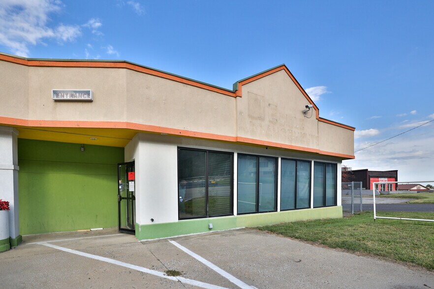 More Photos Of 107 N Bluff Rd, Collinsville Storefront For Sale