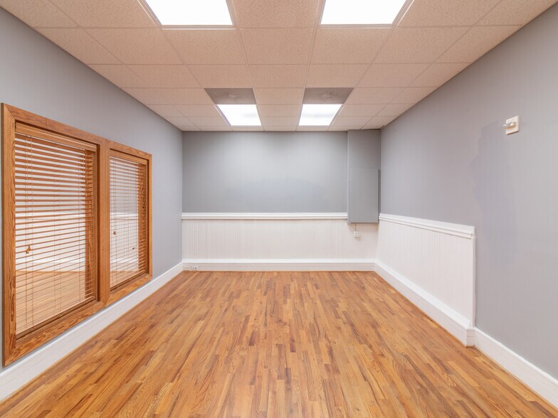 More Photos Of 13 W Washington St, Greenville Storefront Retail Office For Lease