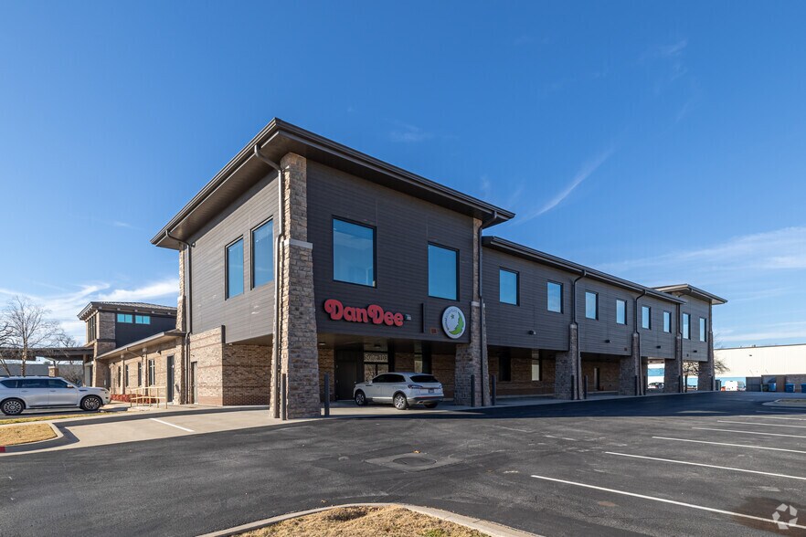 More Photos Of 2701 SE J St, Bentonville Office For Lease