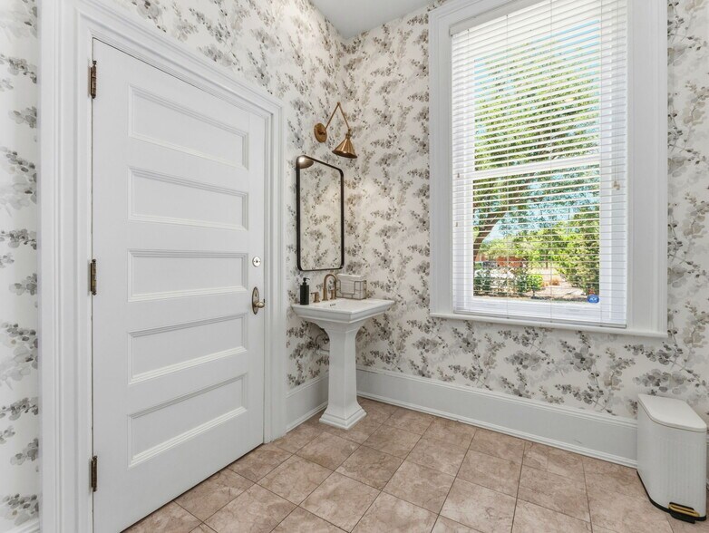 More Photos Of 341 S Plant Ave, Tampa Office Residential For Lease