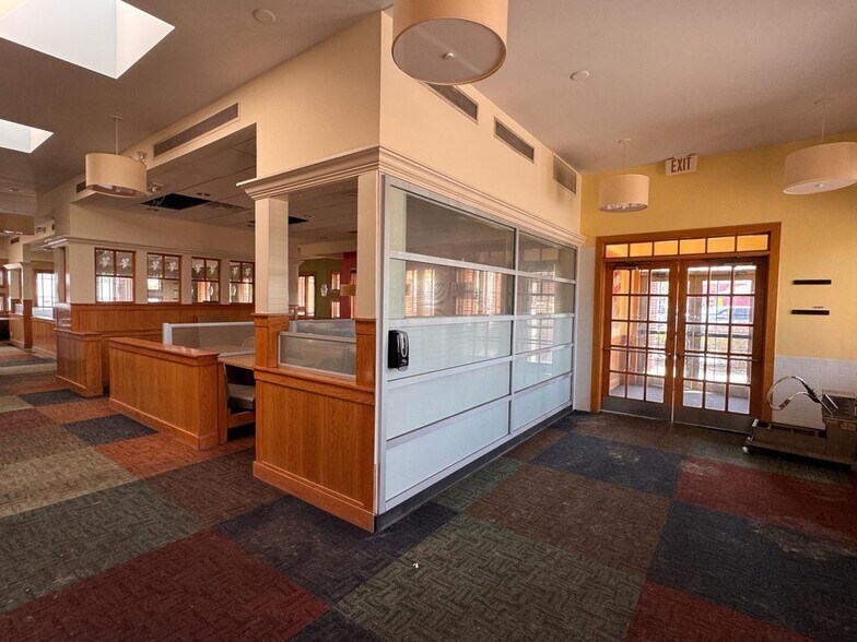 More Photos Of 2949 Dixie Hwy, Hamilton Restaurant For Sale